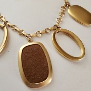 Beautiful brown/gold necklace w/ matching earrings.